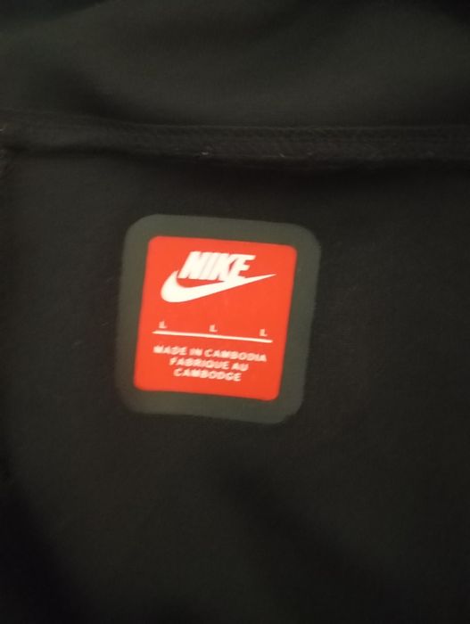 Vând pantaloni Nike tech negri