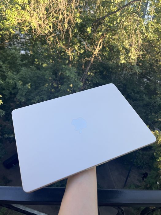 Macbook Air M2, 8/256гб, Starlight