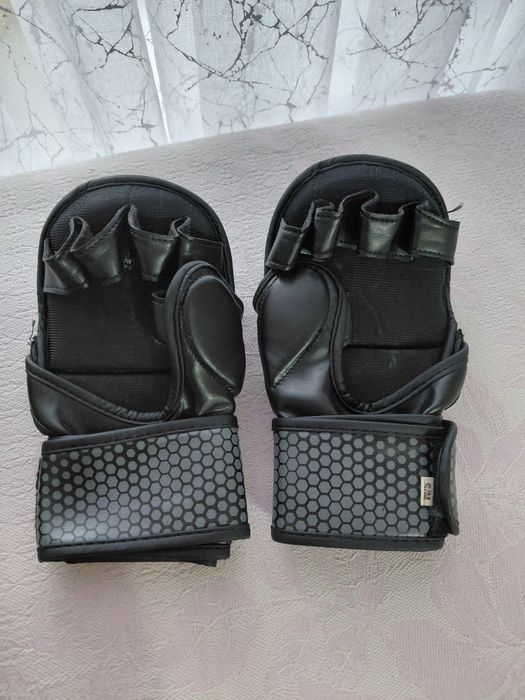 Продам шлем и перчатки