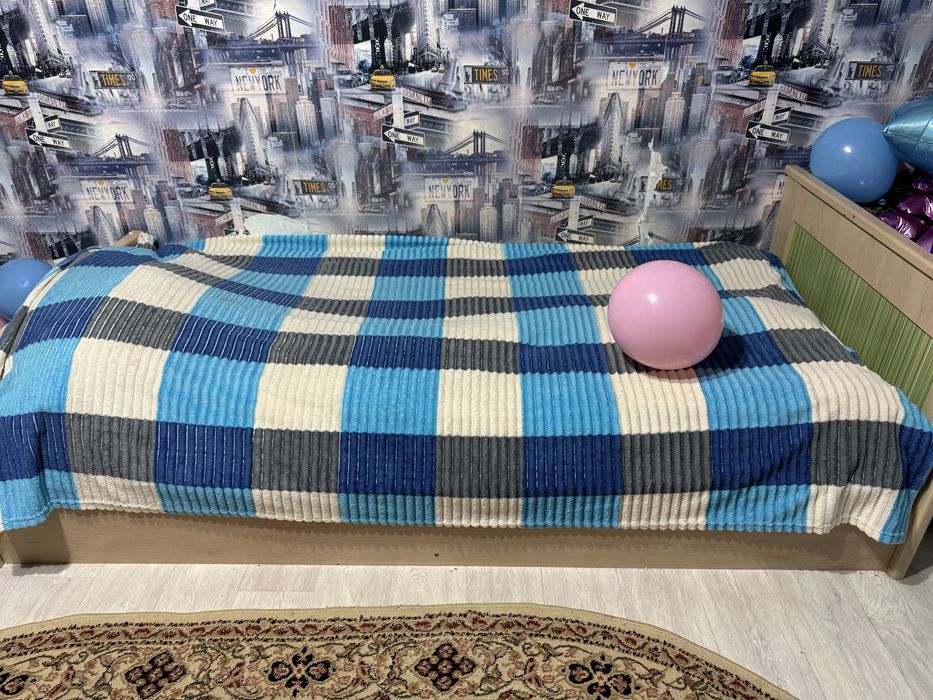 Продам детский гаринитур(шкаф , стол и кровать)