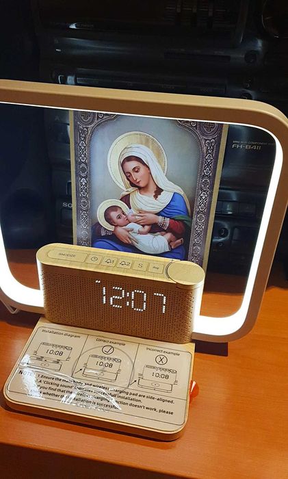 Lampa moderna cu incarcare wieless smart si ceas