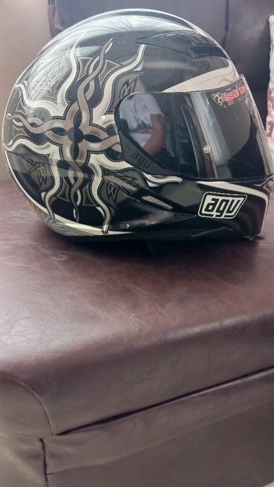 Кожено яке и каски за моторите.