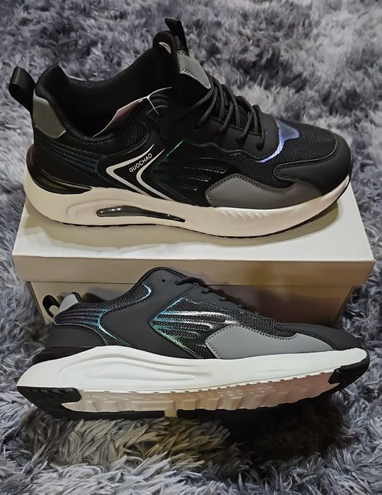 Adidasi barbati la oferta