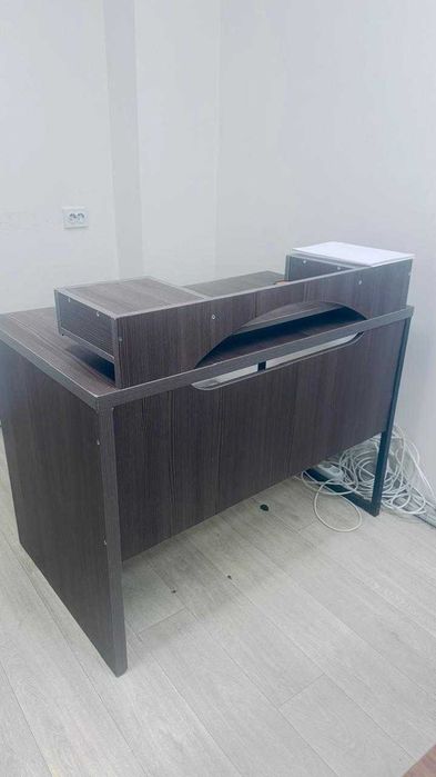 стол офисный в отличном состояний
