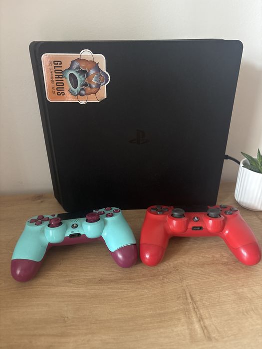Ps4 slim cu doua manete functionale