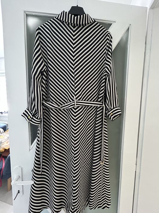 Vand rochie H&M model deosebit purtata o singura data