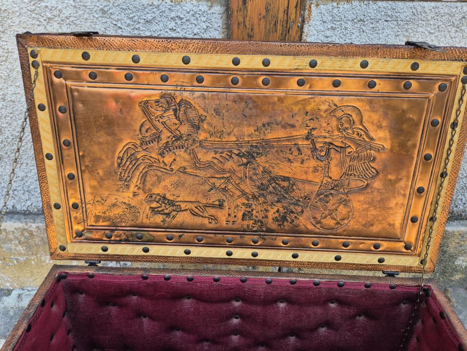 Масивен сандък с меден обков, релефни гръцки мотиви