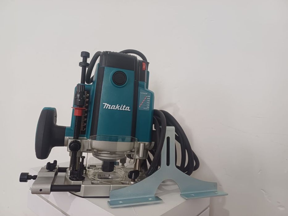 Фрезер Makita RP2303FC