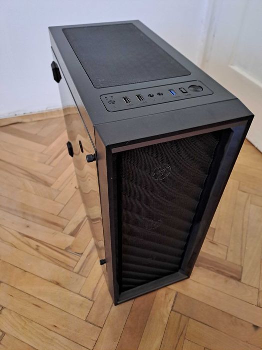 Геймърски компютър с стилен дизайн.