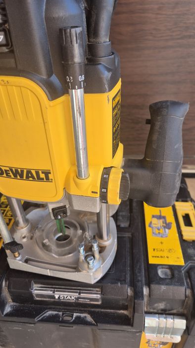 Оберфреза Dewalt DWE625
