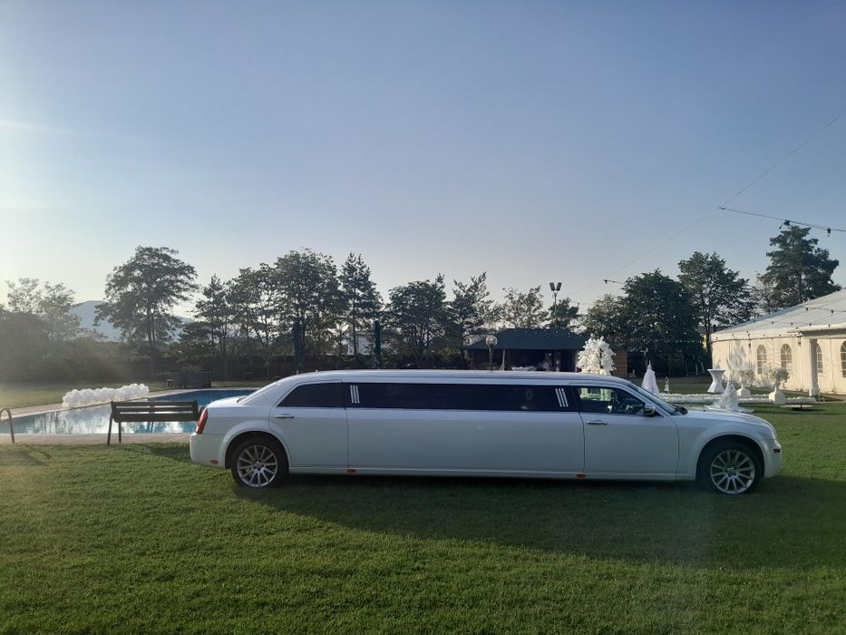 Închiriez Limuzina nuntii botezuri ect..