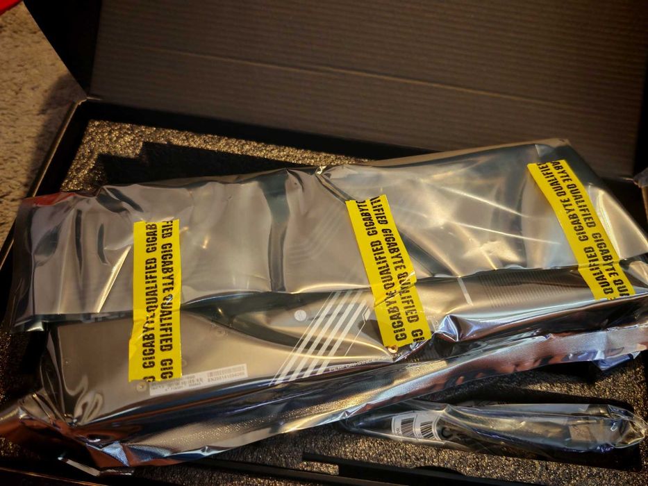 НОВА ! Видео карта RTX™ 5080 WINDFORCE OC SFF, 16GB GDDR7, 256-bit