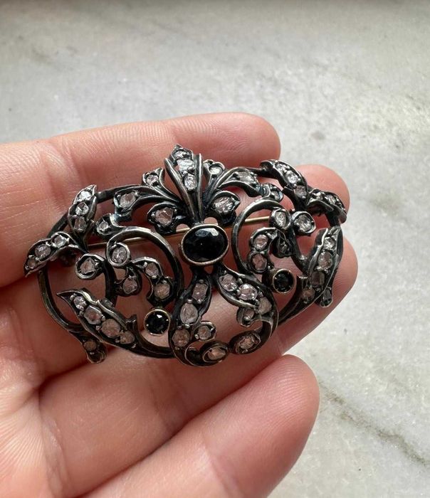 Broșă din aur și argint, decorată cu safire și diamante, în. sec. XX