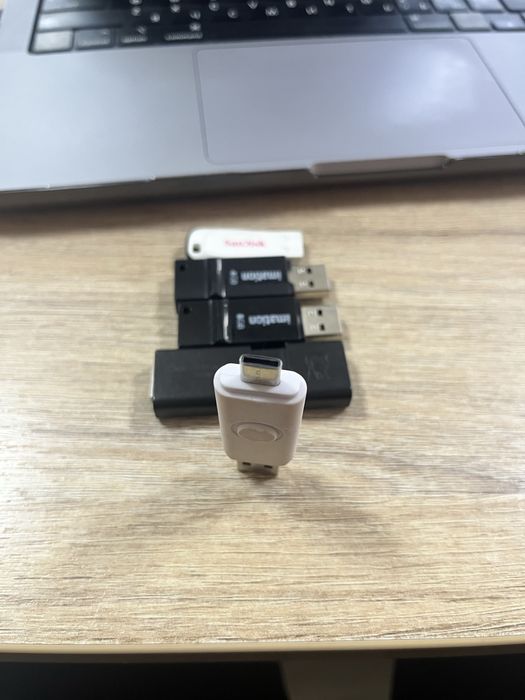 Kompyuter fleshkalar sotiladi