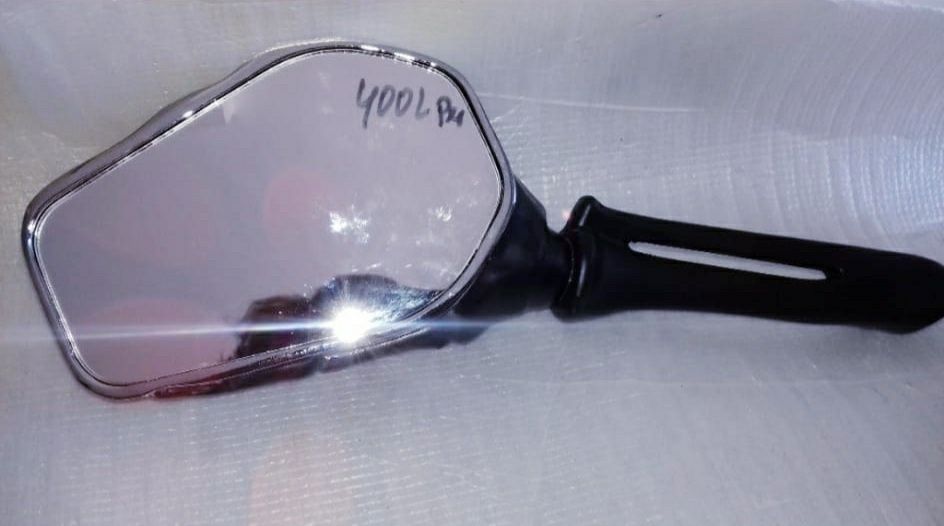 Oglizi moto cu mâinile de schelet