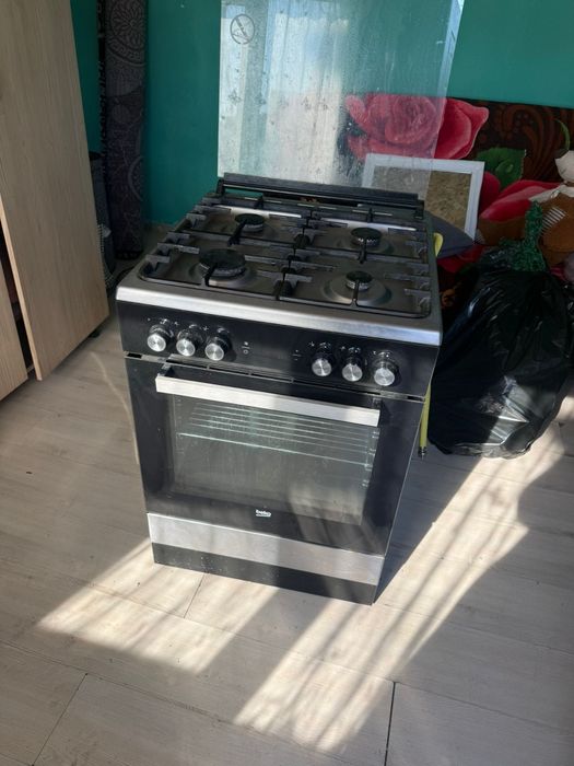 Vând aragaz Beko folosit foarte puțin