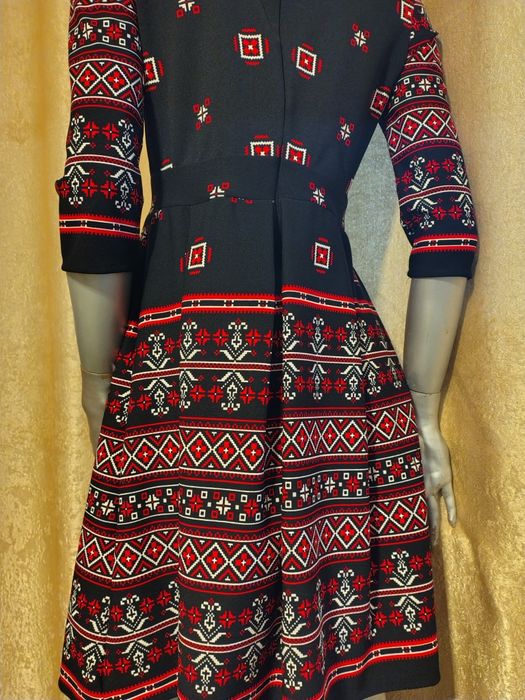 Rochie cu motive tradiționale - marimea 42