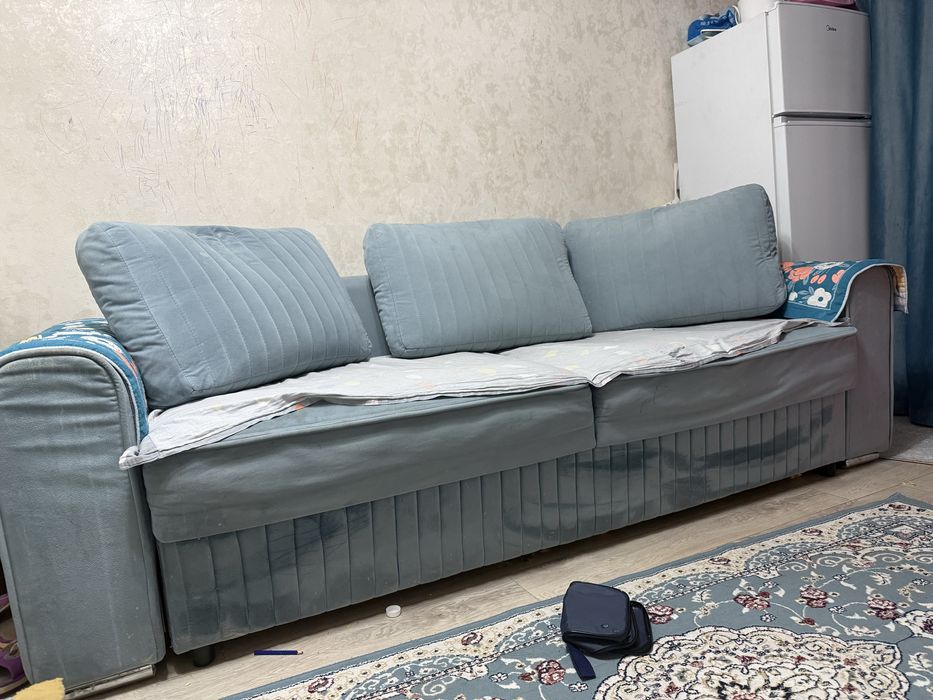 Продается диван в среднем состояний