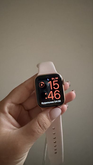 Продам Apple watch SE
