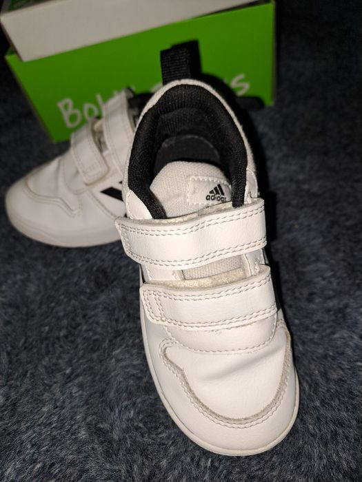 Adidași și sandale noi pentru copii