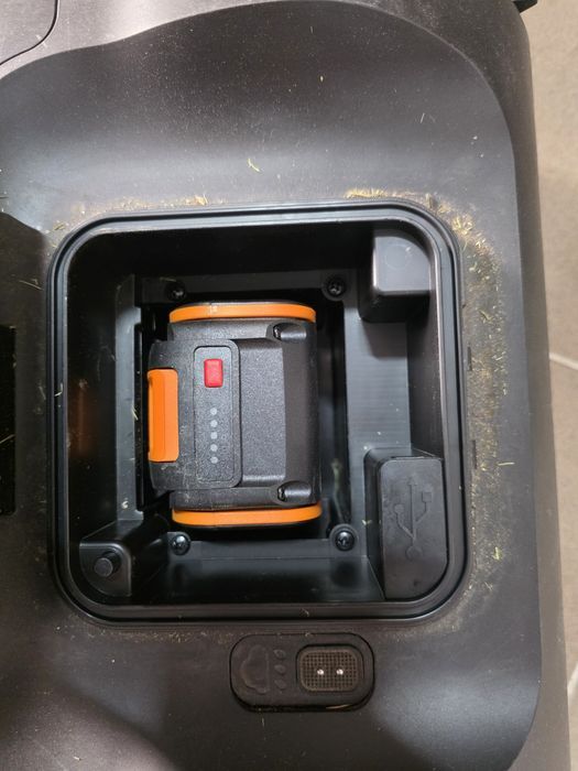 Robot de tuns iarba WORX Landroid PLUS WR165E pentru grădini de până la 500 m²