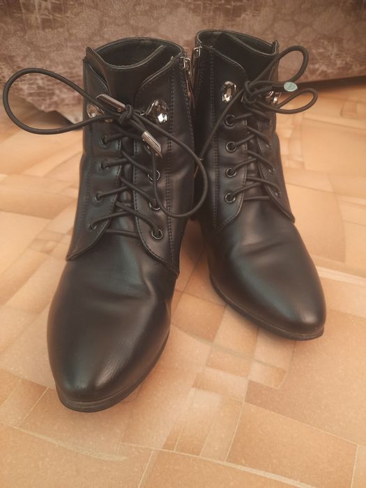 Продам демисезонные полусапожки. Цена 6000 тыс.