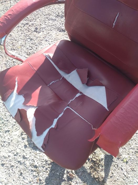 Голям удобен офис стол за претапицирание .