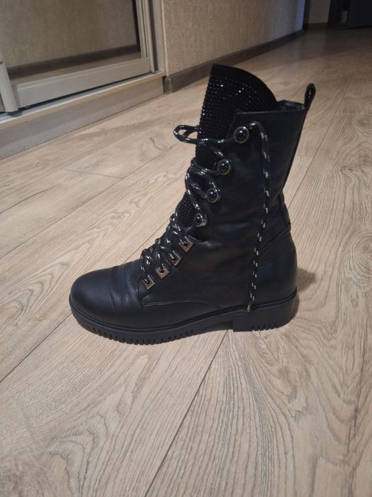 Продам женские ботинки