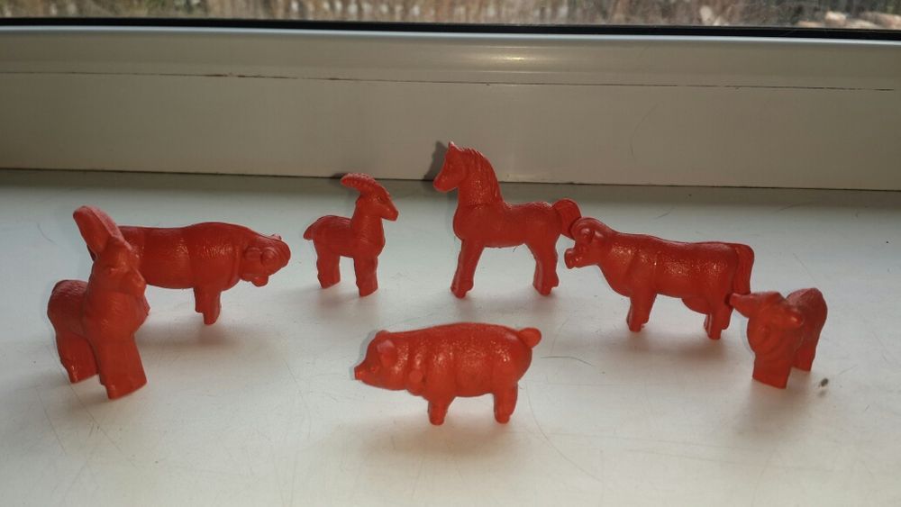 Домашние животные из пластмассы.