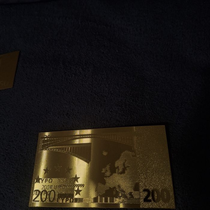 Позлатени евро банкноти