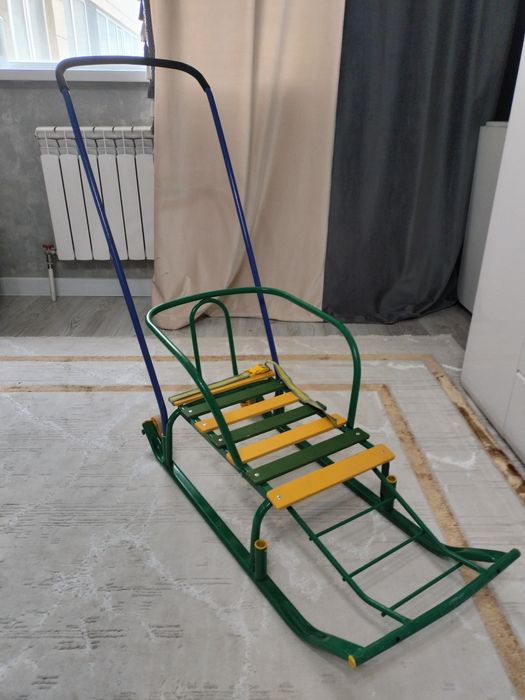 Продам 2 коляски, детский столик и санки