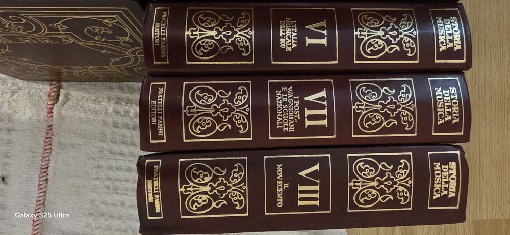 Ofer spre vânzare colecție de 13 volume in stare impecabila