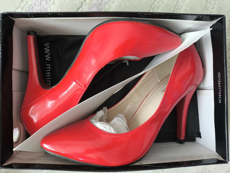 Червени лачени токчета