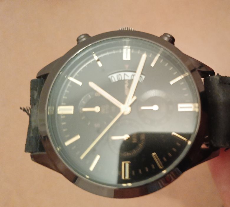 Часы бренд Fossil. Цена 1 500 тенге.