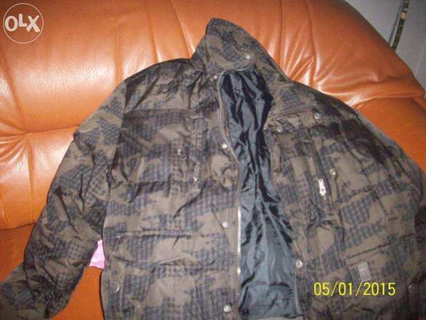 Vand geaca groasa de iarna fashion produs de calitate,noua.mar.L