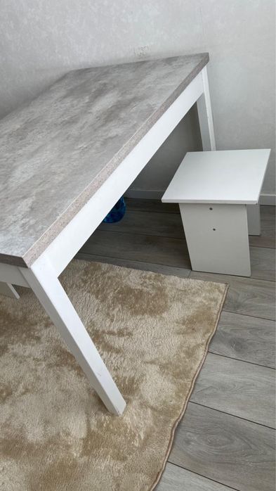 Продам стол с табуретками