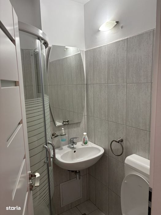Apartament cu 4 camere, garaj , beci, pod și 3 balcone