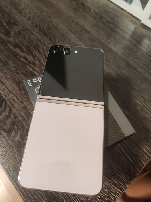 Продавам Samsung galaxy z flip5 512 гигабайта в отлично състояние