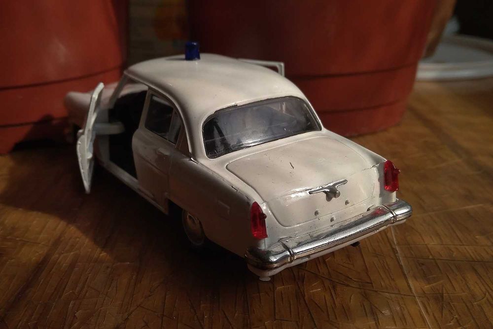 Мордель - игрушка ГАЗ-21 скорая помощь с отк. дверьми