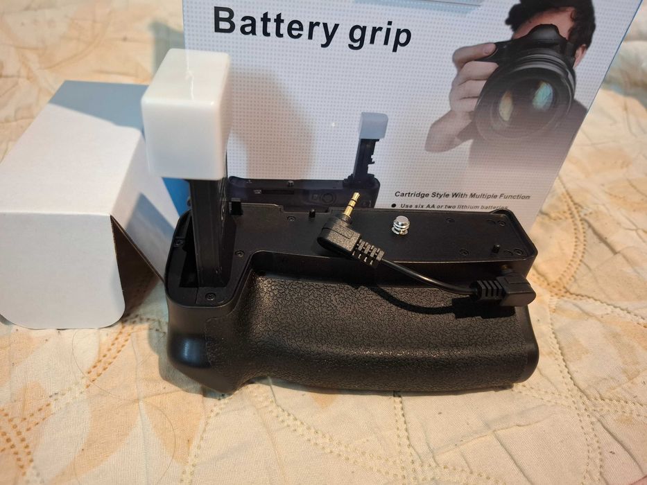 Фотоапарат Canon RP +2 нови батерии + чисто нов батериен грип.