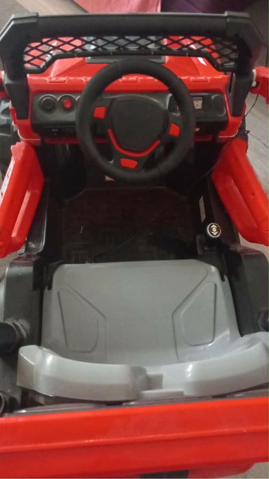 Masina rosie cu telecomanda