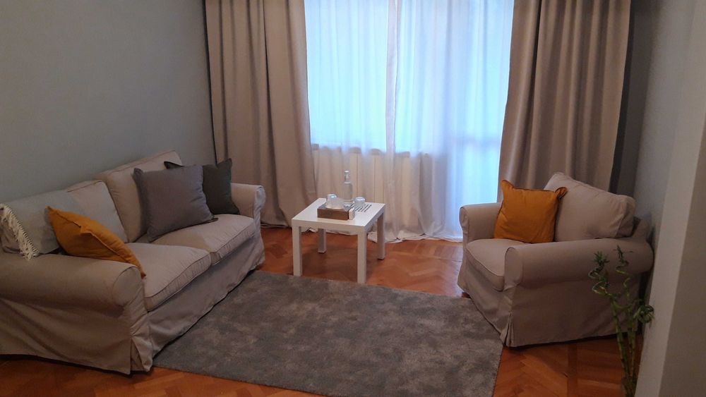 Vând Canapea IKEA EKTORP 2 locuri + husă extra – stare foarte bună