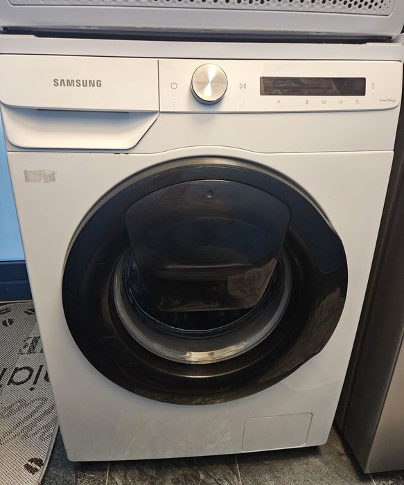 Vând mașina de spălat Samsung cu încărcare frontala.