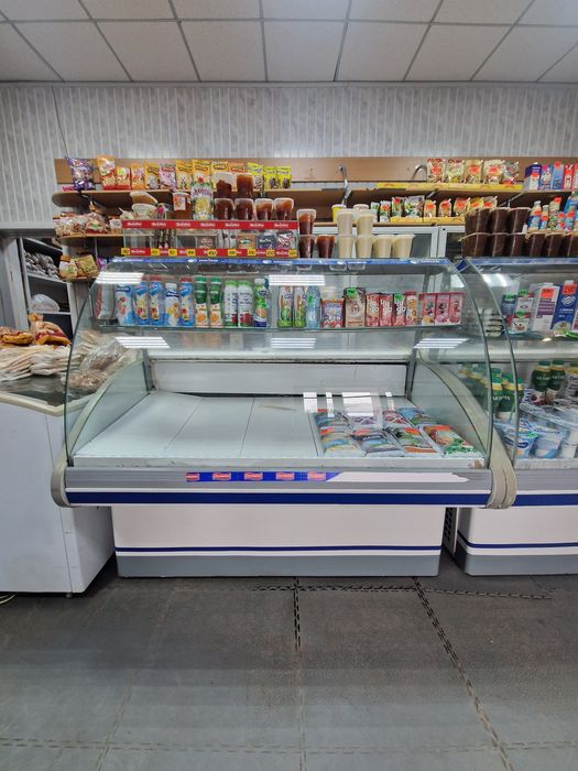 Продам холодильную витрину