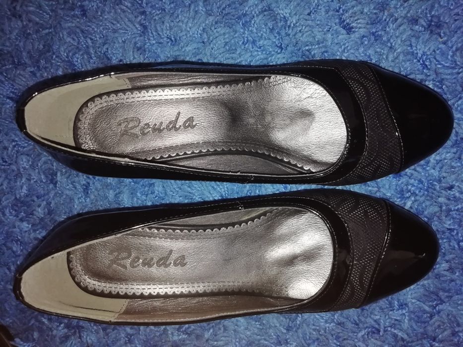Pantofi negri și bleumarin, diferite modele