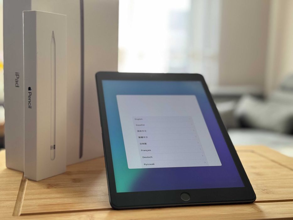 Apple iPad 9.7" 7th Gen (2019) + Apple Pencil + Cover + Tempered Glass