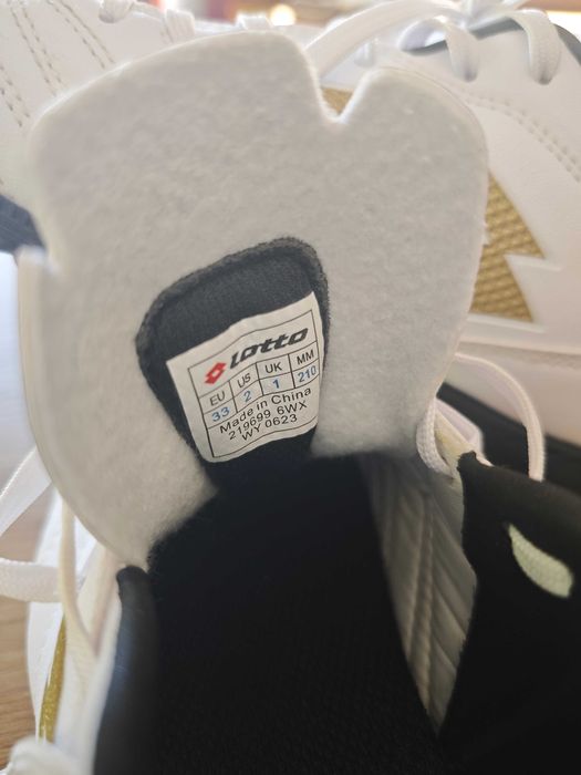 Футболни стоножки LOTTO 32 номер