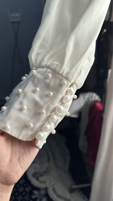 Ақ көйлек сатылады