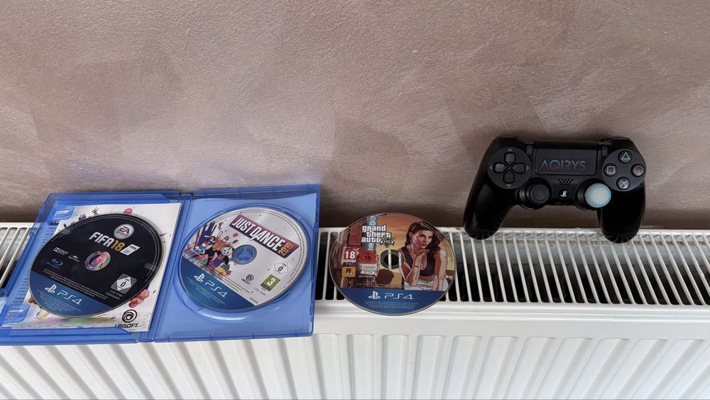Se vinde ps4 slim si xbox one s
