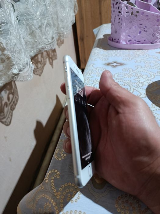 Продам айфон 8 батарея держит 12часов